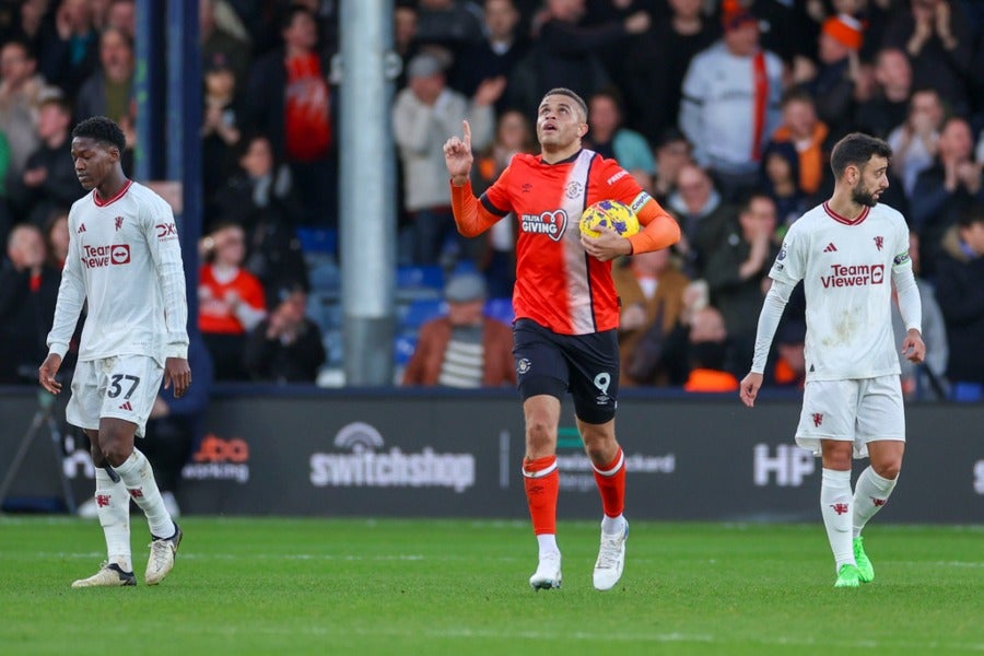 Carlton Morris metió a Luton al partido