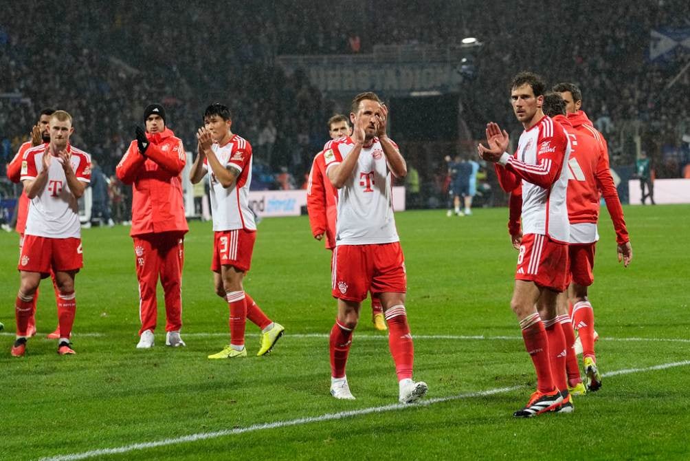 Jugadores de Bayern Munich se lamentan tras derrota