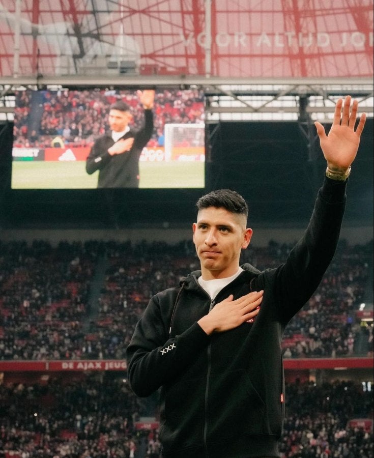 Edson Álvarez recibió homenaje del Ajax