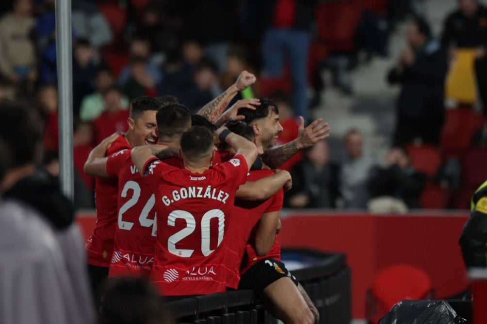 Jugadores de Mallorca celebran su gol en el partido