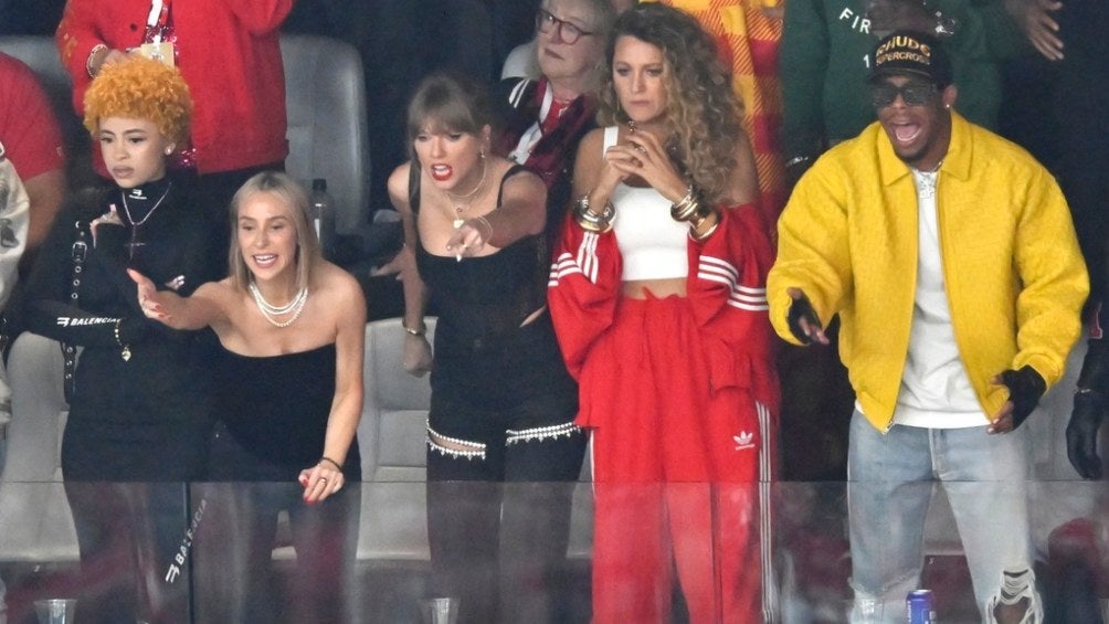 Taylor apoyando a Kelce en el Super Bowl