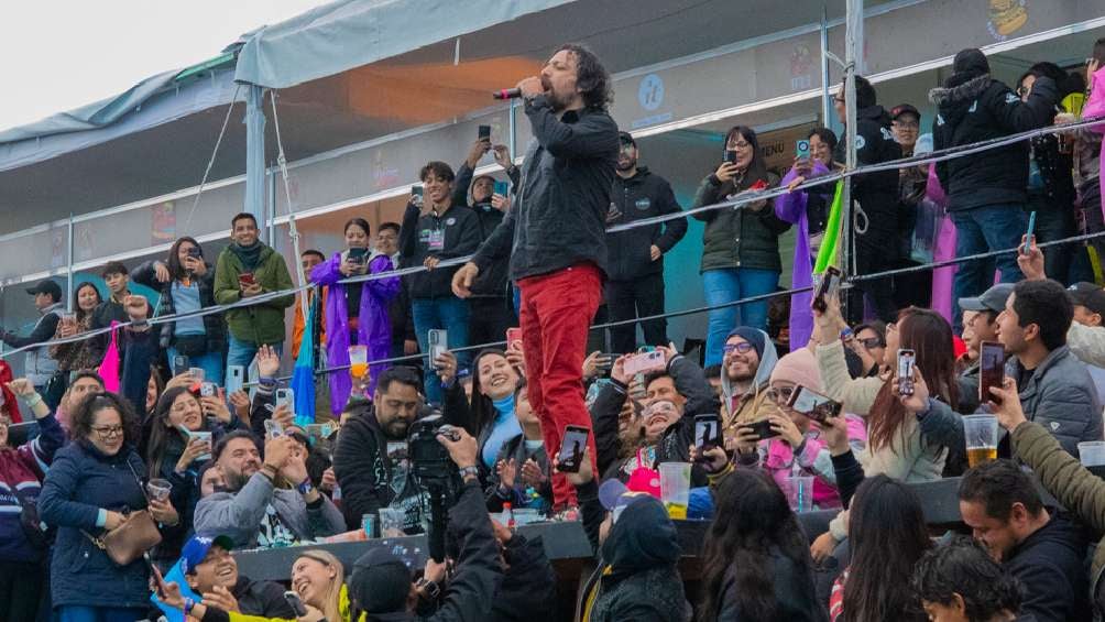 Acusan a vocalista de Los Daniels de cantar alcoholizado en festival