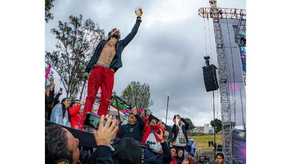 El vocalista de Los Daniels se echó encima una cerveza de un fan. 