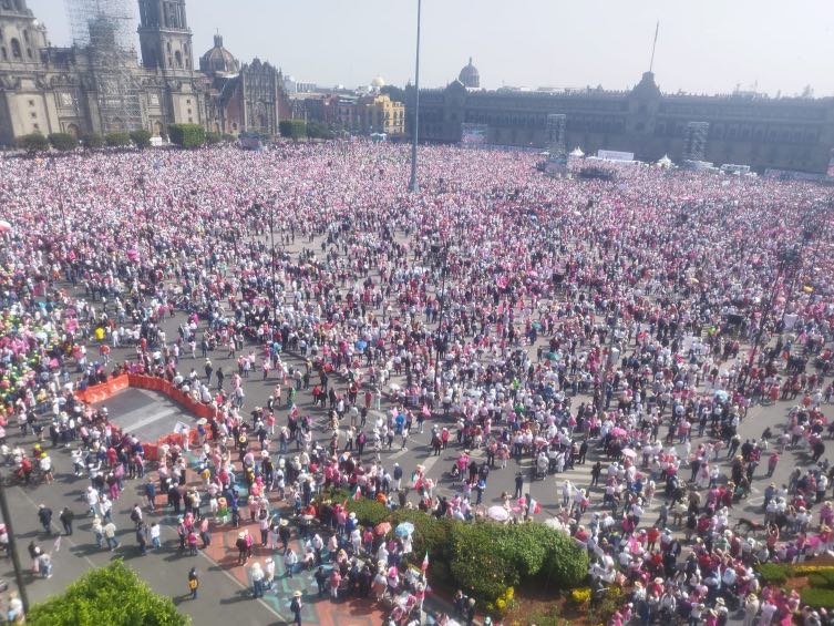 Con el paso de los minutos, llegaba más gente al Zócalo. 