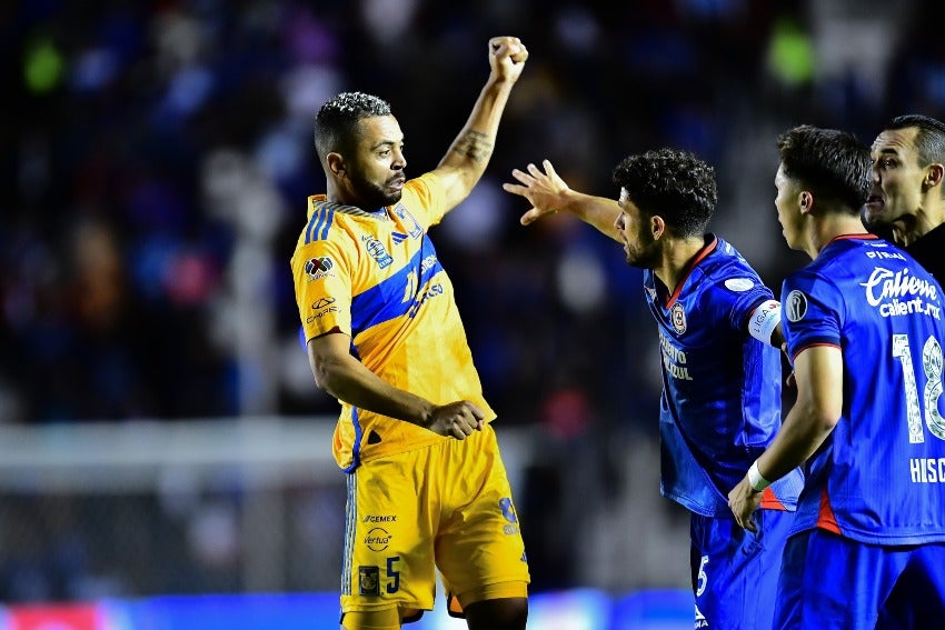 Momentos de la discusión en la cancha 