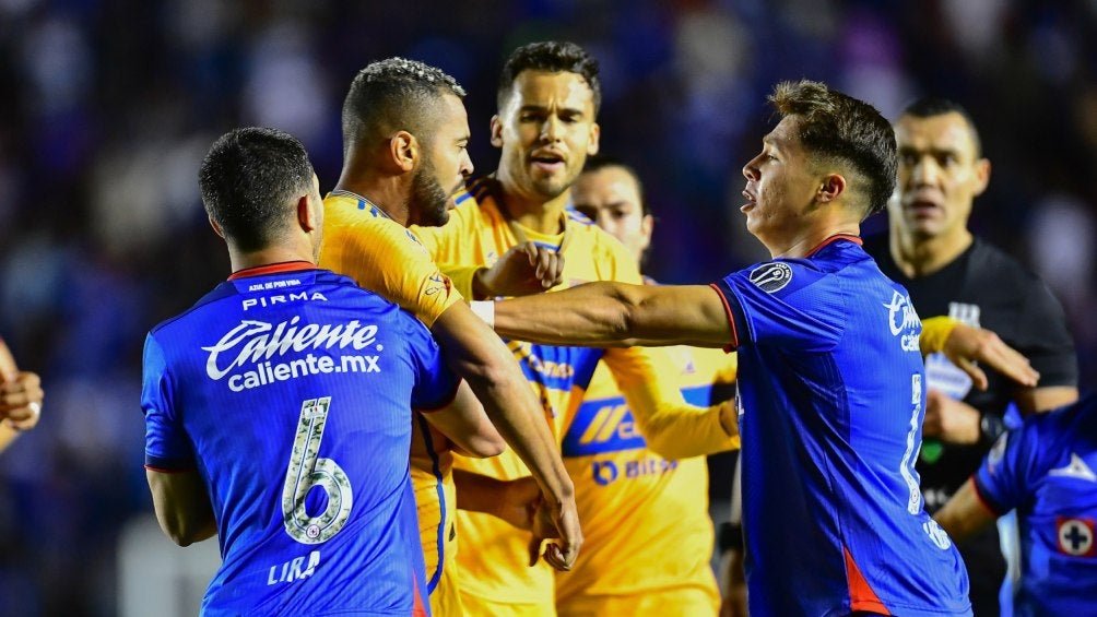 ¡Jugadores de Tigres se pelean entre ellos! Samir y Carioca forcejean en duelo vs Cruz Azul