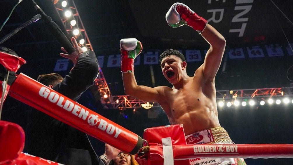 Munguía levanta la mano para ser rival del Canelo