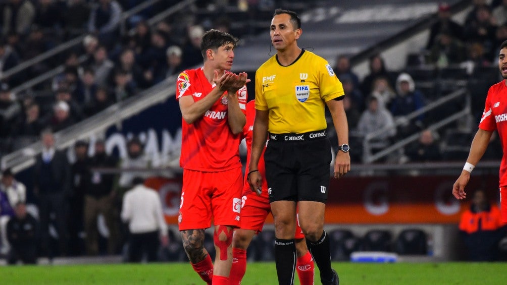 Santander anuló la roja y el penal a Toluca