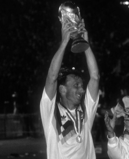 Andreas Brehme levantando la Copa del Mundo