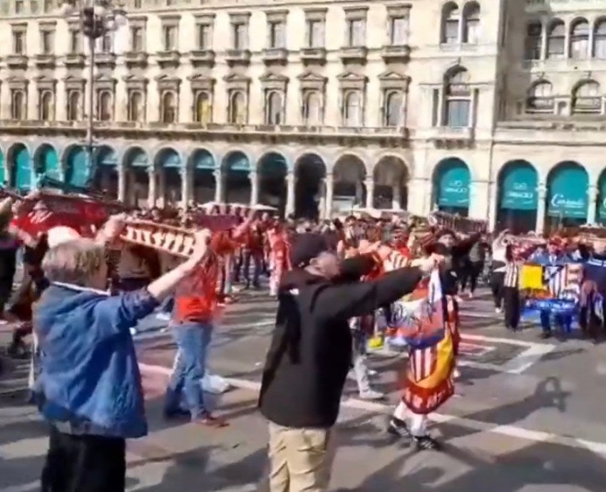 Mostraron bufandas y playeras del equipo español 