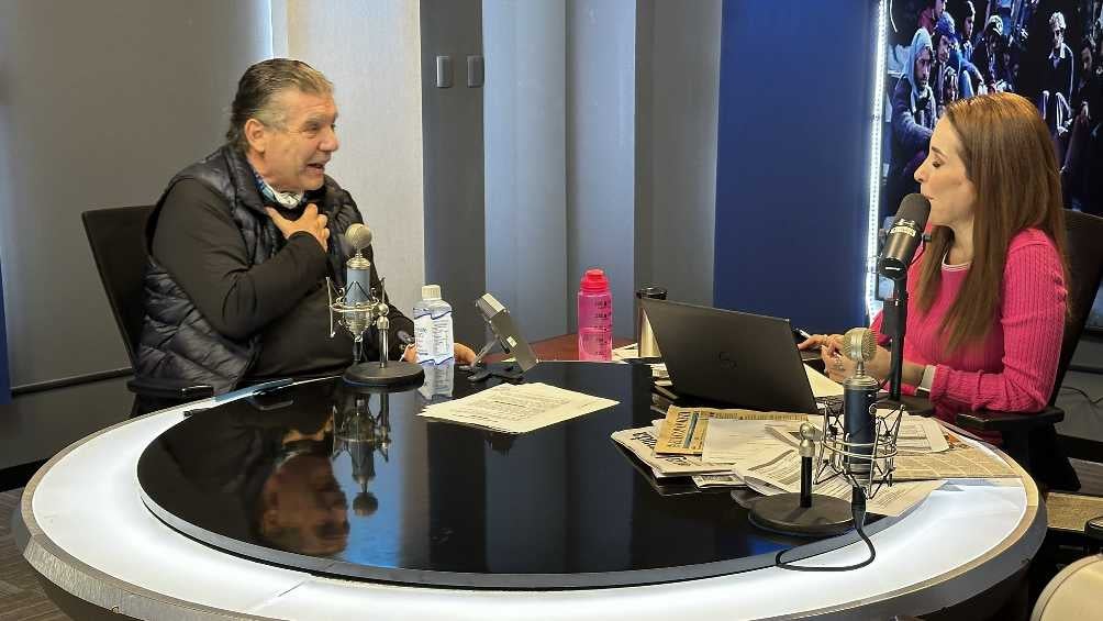 Carlitos fue entrevistado por la periodista Azucena Uresti. 