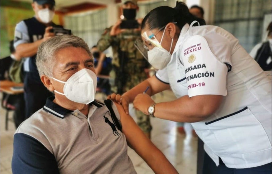 El personal médico aplicando vacunas. 