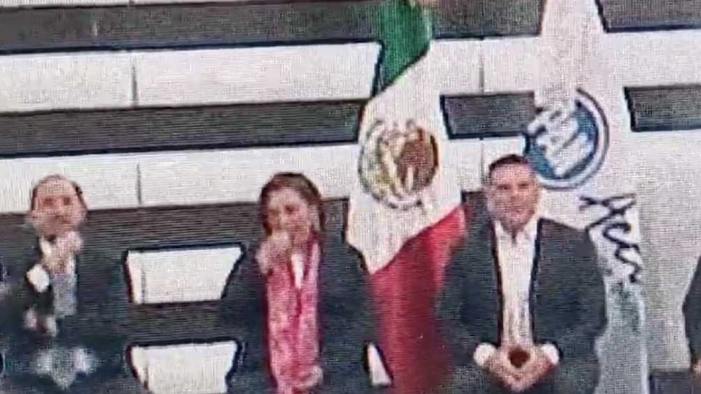 En redes sociales se hizo viral el momento en que la candidata pega el chicle en la silla. 