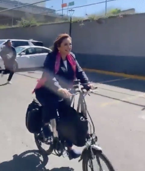 Así entró al estacionamiento del INE después de su recorrido por las calles. 