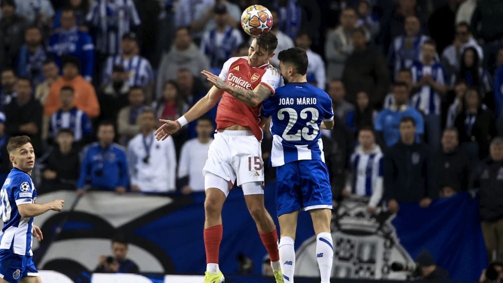 Joao Mario disputando un balón por los aires de Portugal