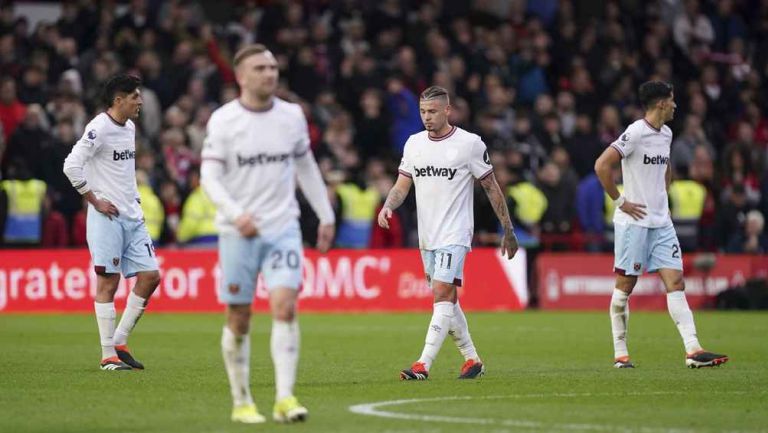 Jugadores de West Ham se lamentan tras caer ante el rival