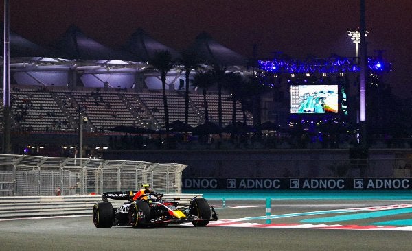 Checo Pérez durante una carrera