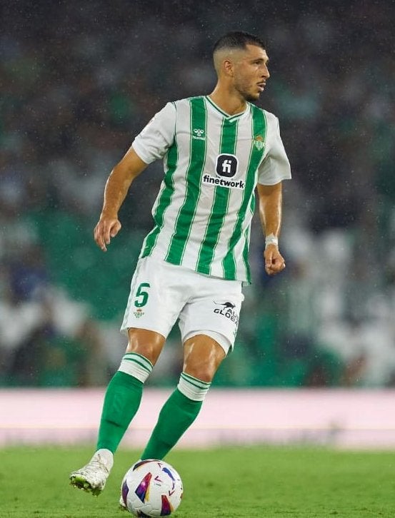 Guido Pizarro en un partido de Betis