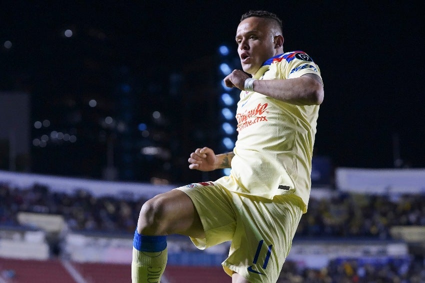 Jonathan Rodríguez celebrando un gol con América