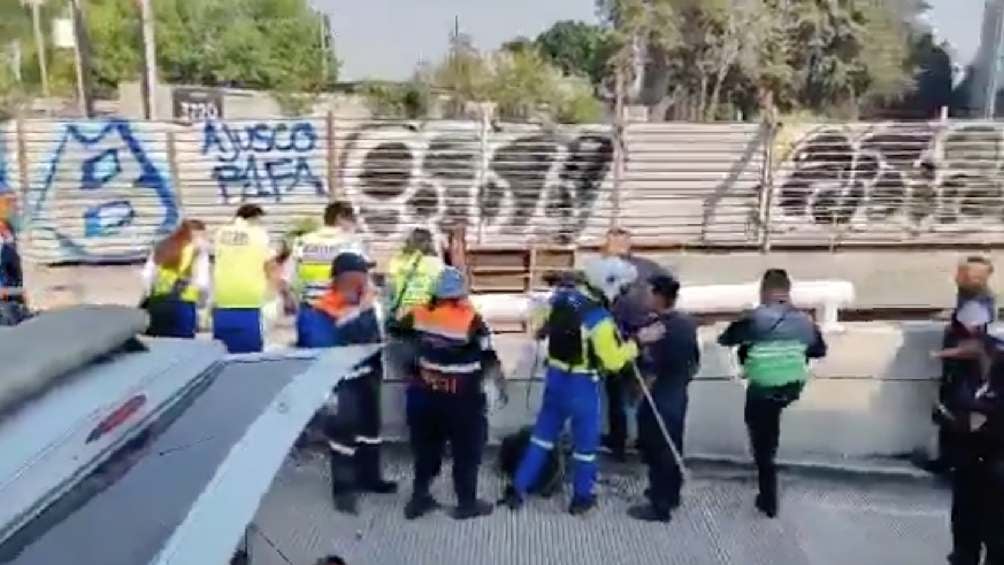 Cuerpos de emergencia llegaron para sacar el vehículo así como el cuerpo del conductor. 