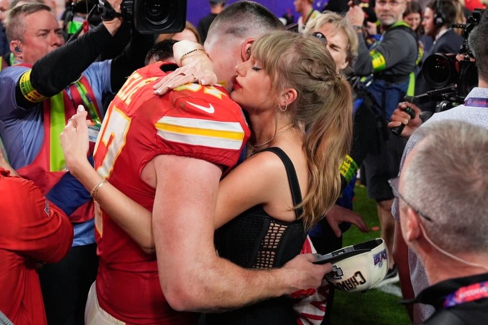 Travis y Taylor celebrando el triunfo en el Super Bowl