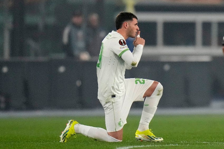 Santi Giménez en celebración de gol vs Roma