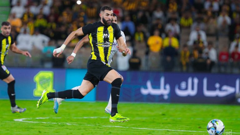 Karim Benzema en acción con el Al Ittihad