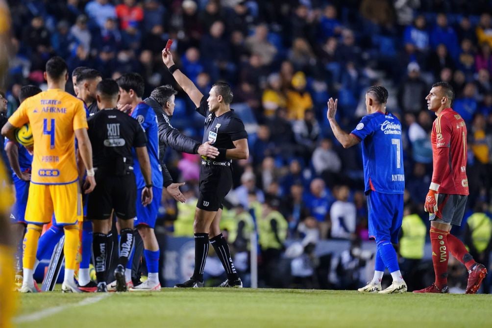 Marco Ortiz durante el juego de Cruz Azul y Tigres