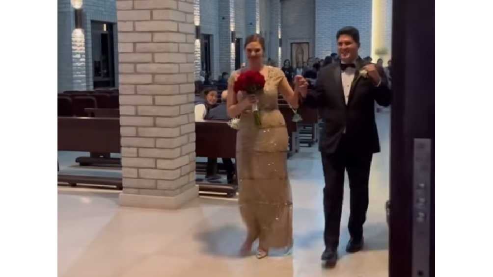 La novia se puso un vestido dorado para continuar con la boda. 