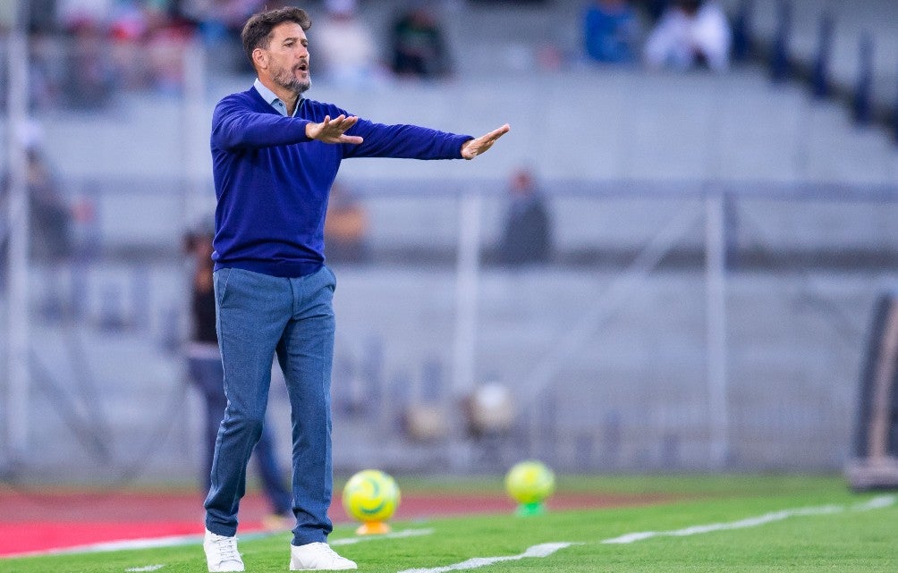 Gustavo Lema dirigiendo a Pumas