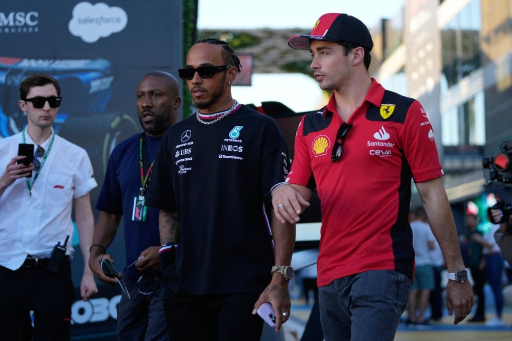 Hamilton y Leclerc en el paddock