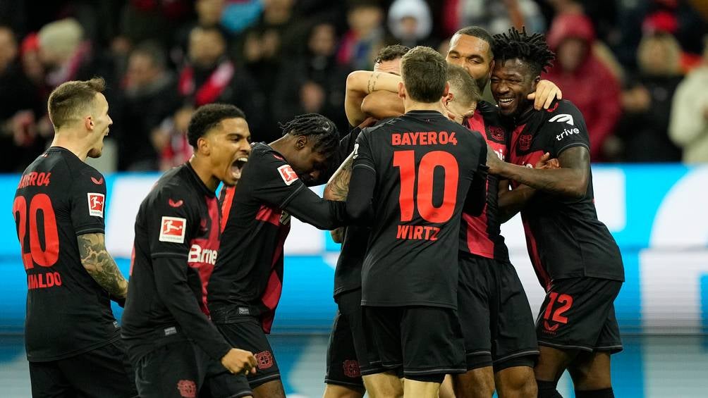 Bayer Leverkusen celebra la victoria 