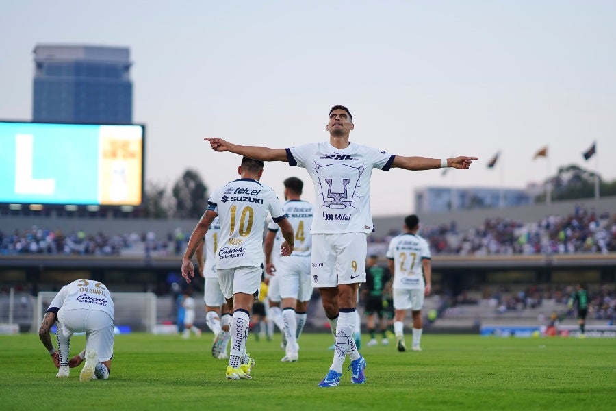 Guillermo Martínez festejando un gol en CU