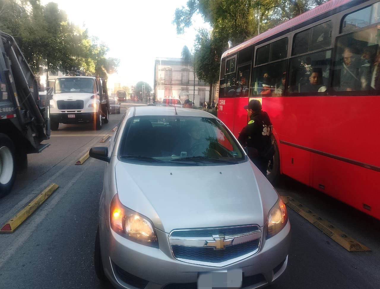 Es muy común que los automovilístas invadan las vías exclusivas.