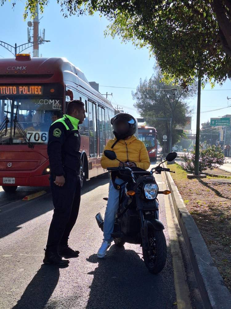 No importa que vayas en moto, no uses el carril exclusivo para los camiones. 