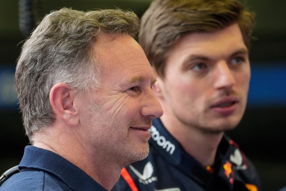 Horner y Verstappen durante la pretemporada