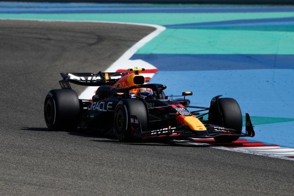 Checo Pérez durante los test de pretemporada