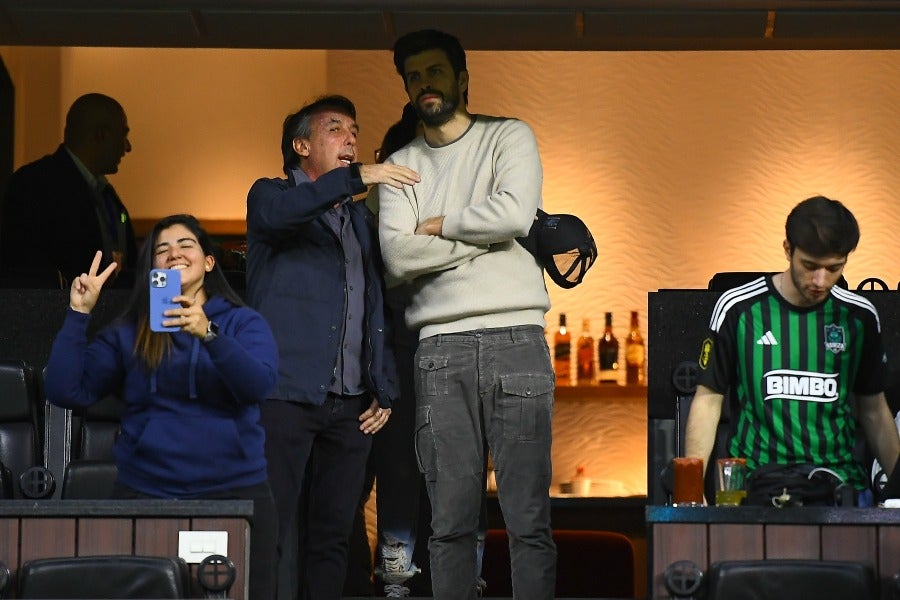 Gerard Piqué con Emilio Azcárraga en el Estadio Azteca