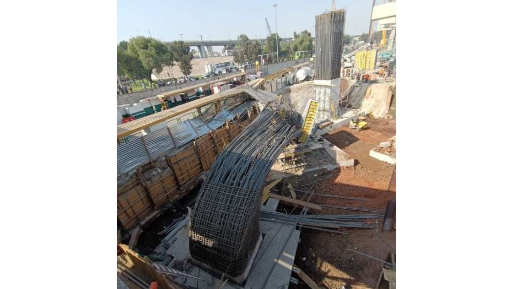 Los sorprendió la caída de una estructura de varillas. 