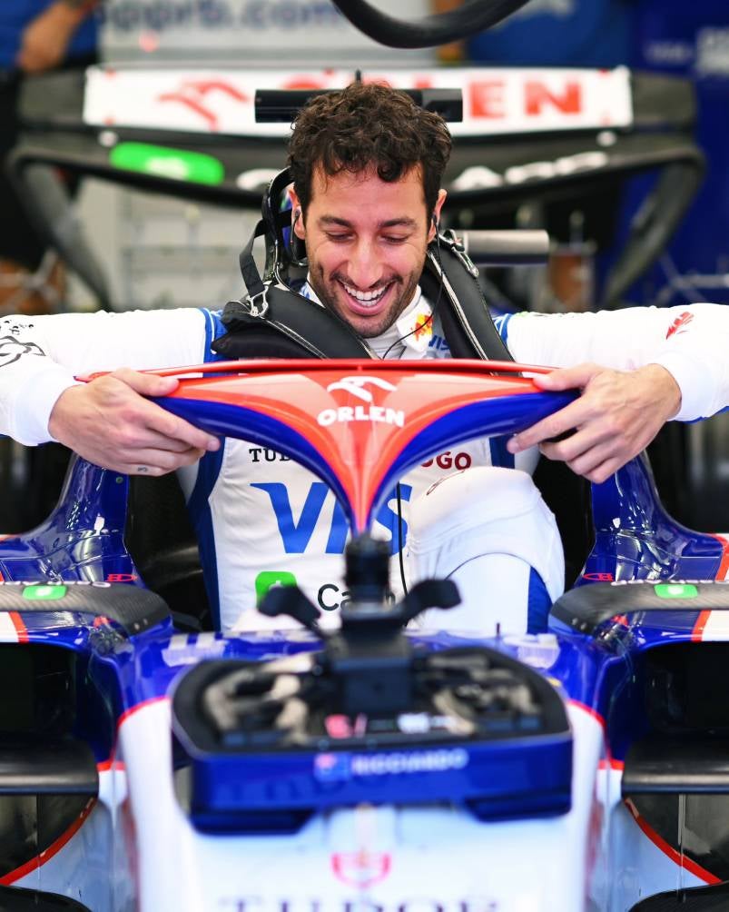 Daniel Ricciardo subiéndose al VCARB 