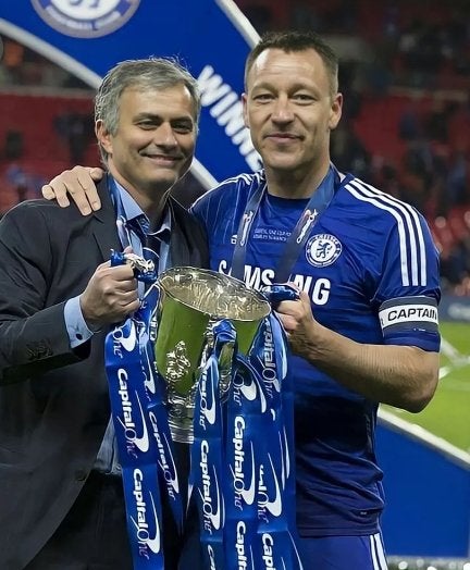 Terry con el trofeo de la Carabao Cup