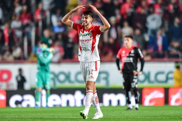 Alan Montes celebra un triunfo de Necaxa