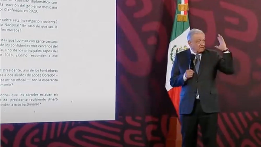 El presidente volvió a leer la carta. 