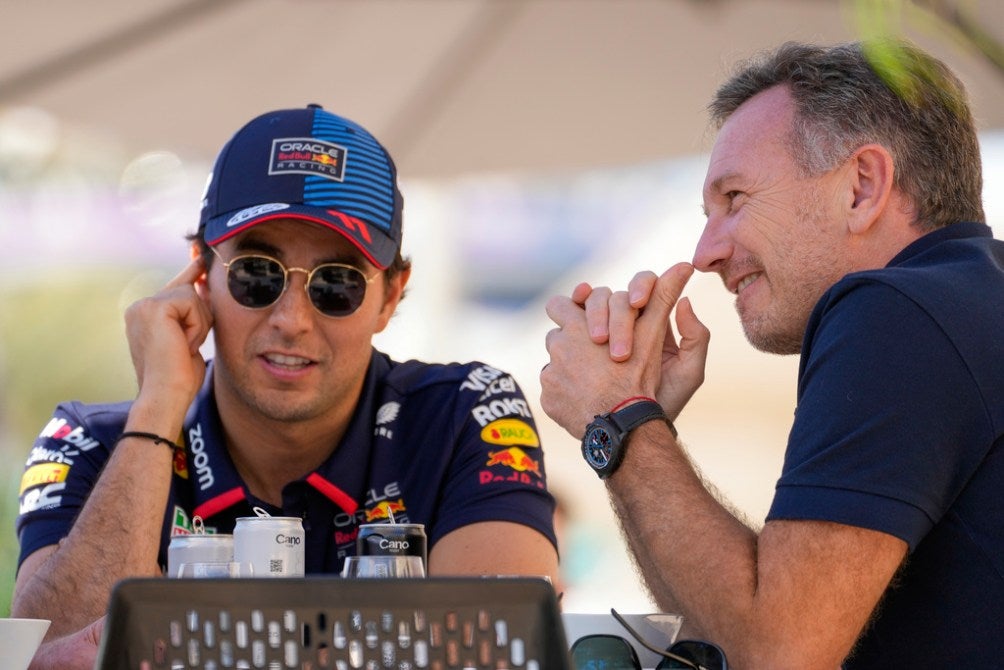 Checo Pérez con Christian Horner en la pretemporada