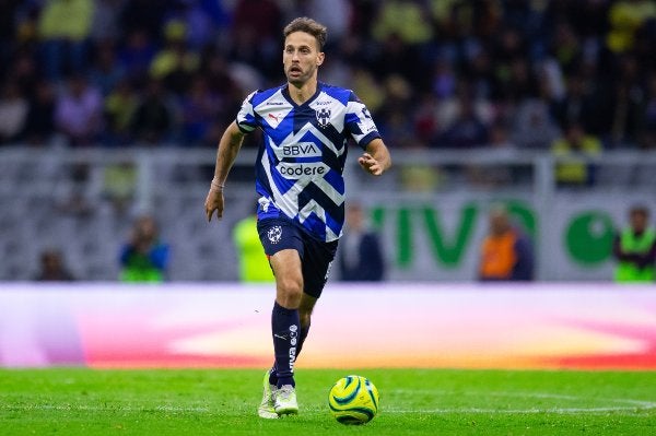 Sergio Canales conduce el balón