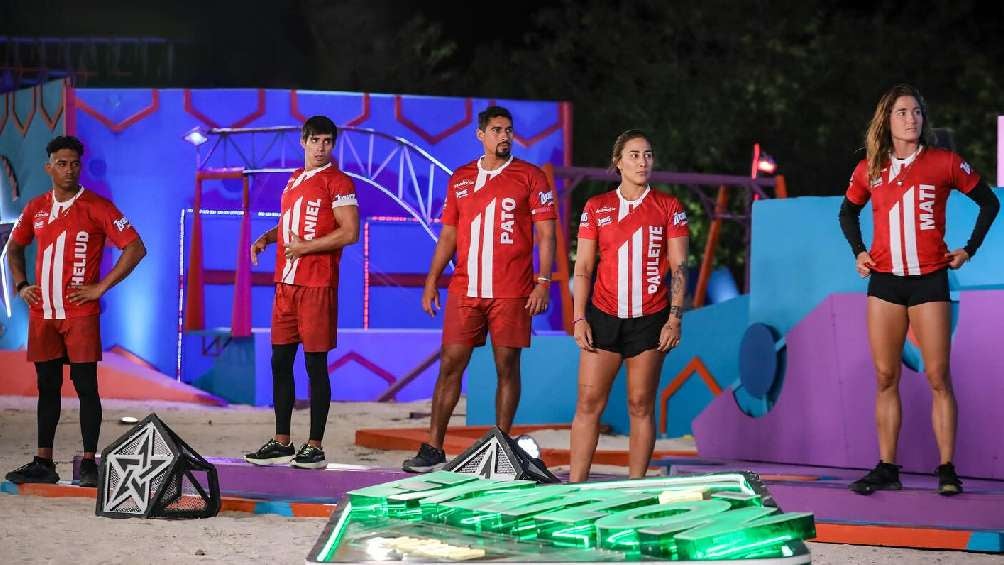 El equipo rojo tendrá que dormir en la barraca metálica. 