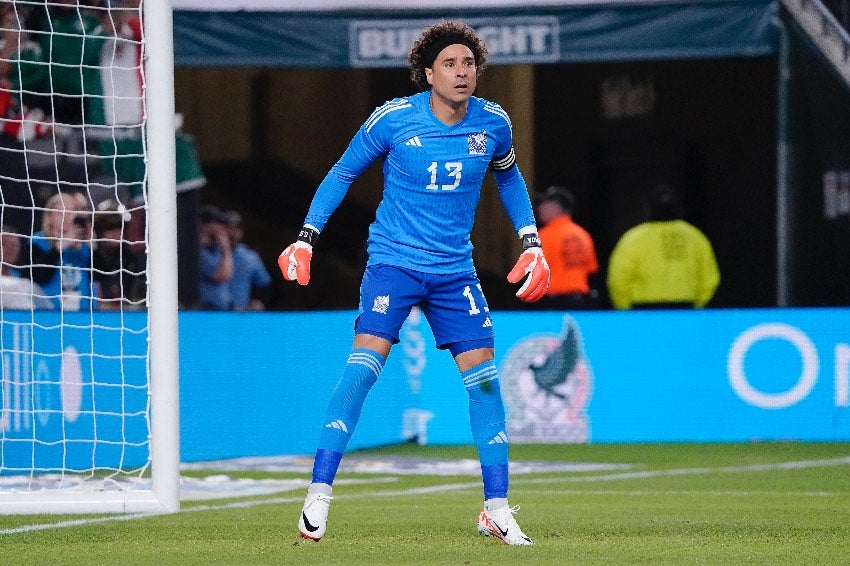 Memo Ochoa en un partido con México