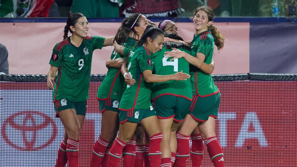 Las seleccionadas de México celebrando la victoria