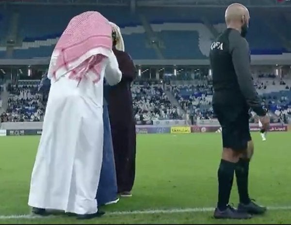 Presidente de Al-Wakrah, de Qatar Stars League, irrumpe en el campo para protestar