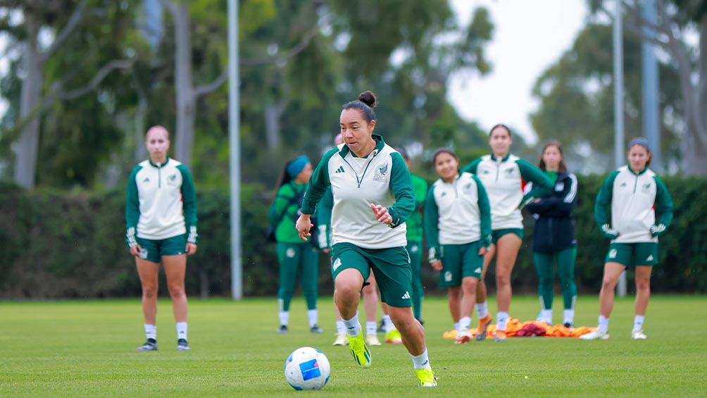 Charlyn Corral, en una práctica de cara al juego ante EU